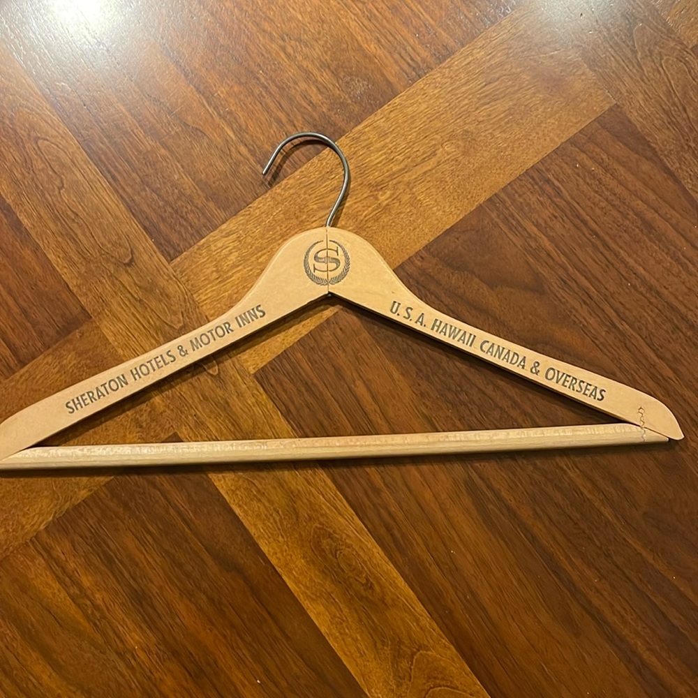 VINTAGE WOODEN HANGER - SHERATON HOTELS & MOTOR INNS - NICE COLLECTIBLE!
